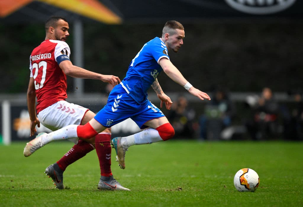 Ryan Kent se enfila hacia la portería del Braga pese al intento de Fransergio por bajarlo.