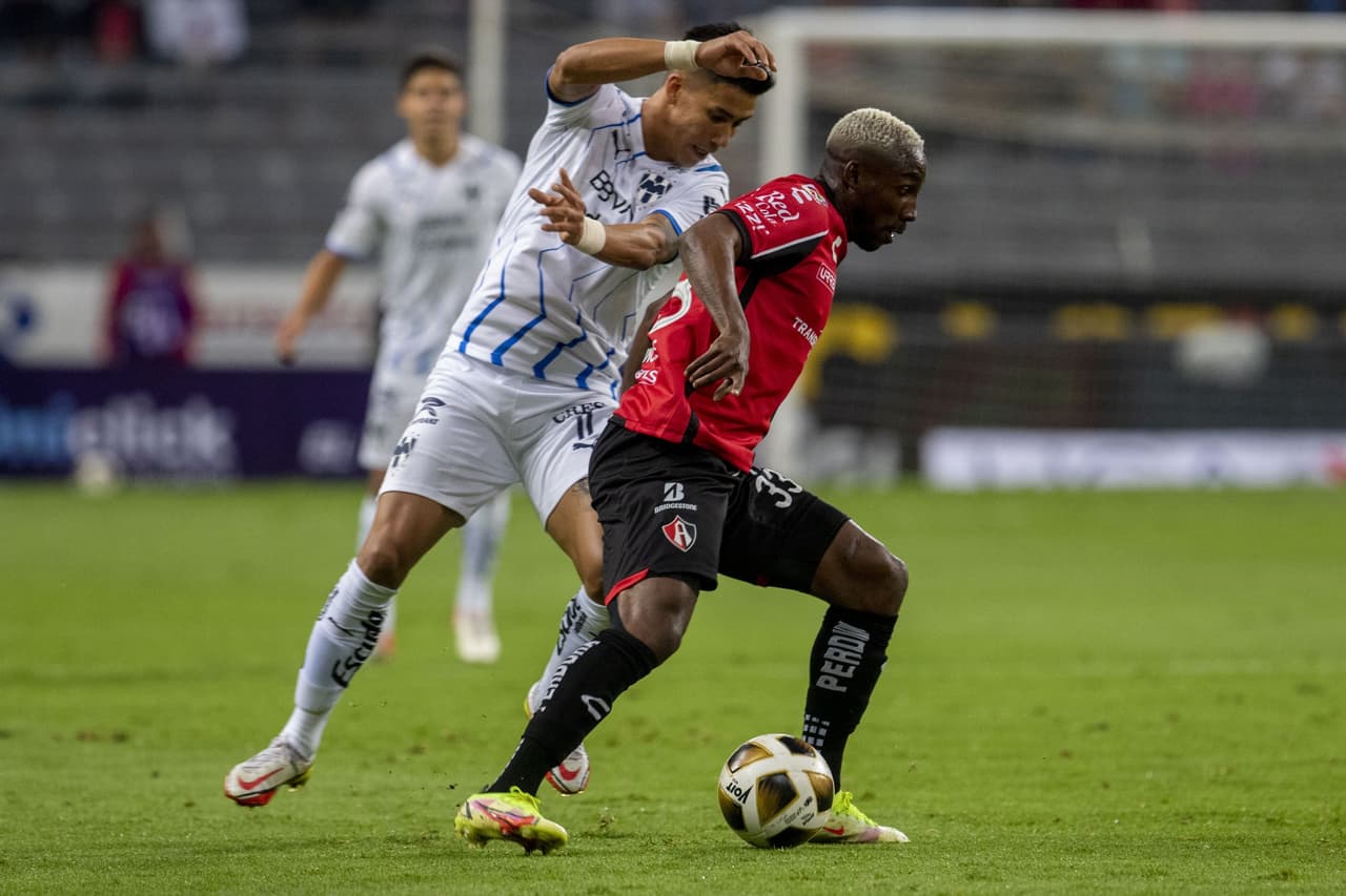 En apenas dos minutos caía el gol de Atlas gracias a un remate de cabeza Anderson Santamaría, pero éste se encontraba en claro fuera de lugar.
