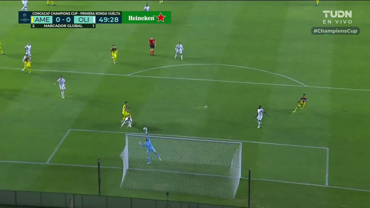 ¡Brutal atajada de Menjívar le quita golazo de espuela a Víctor Dávila!