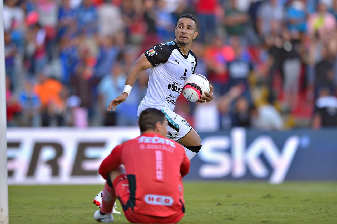 Camilo Sanvezzo fue el encargado de convertir la pena máxima y darle a los Gallos un punto de oro.