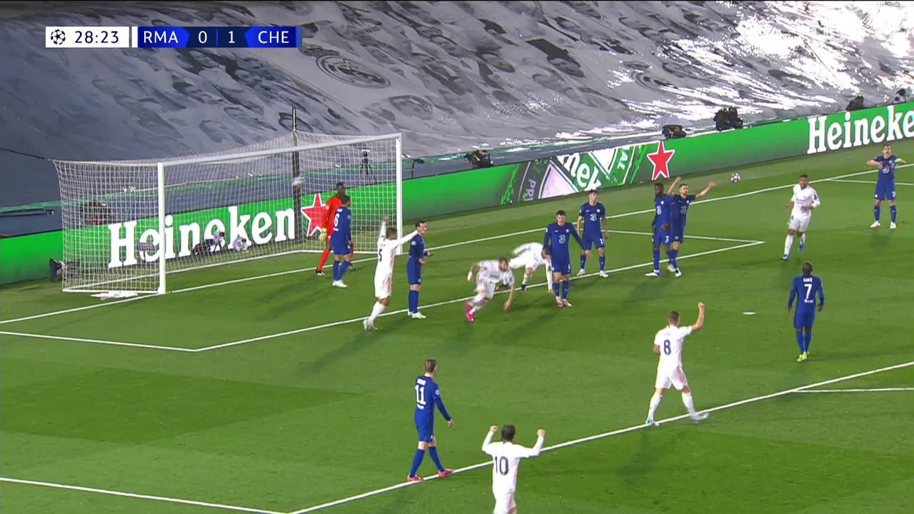 ¡GOL!  anota para Real Madrid. Karim Benzema