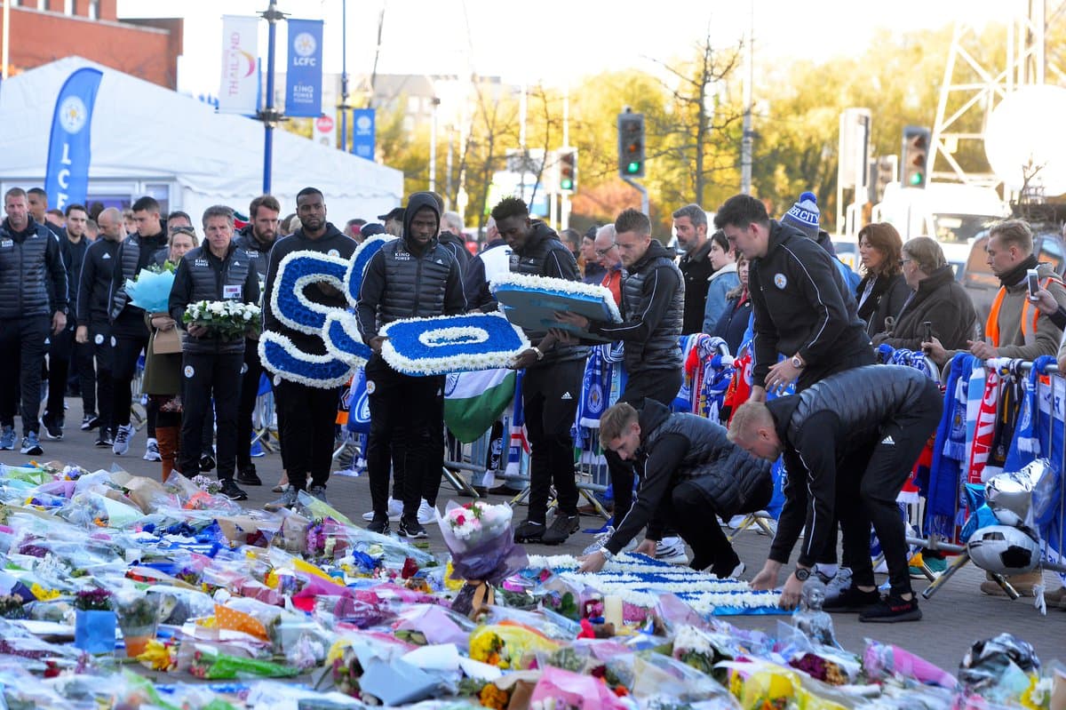 Con coronas de flores y varias letras se organizó el homenaje por parte de los futbolistas, encabezados por el goleador Jamie Vardy.