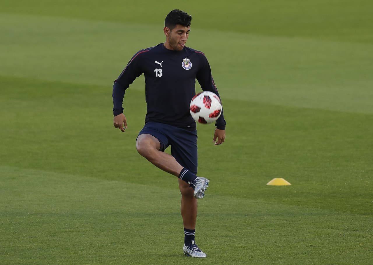 El mediocampista Gael Sandoval practicando el control del esférico previo al juego.
