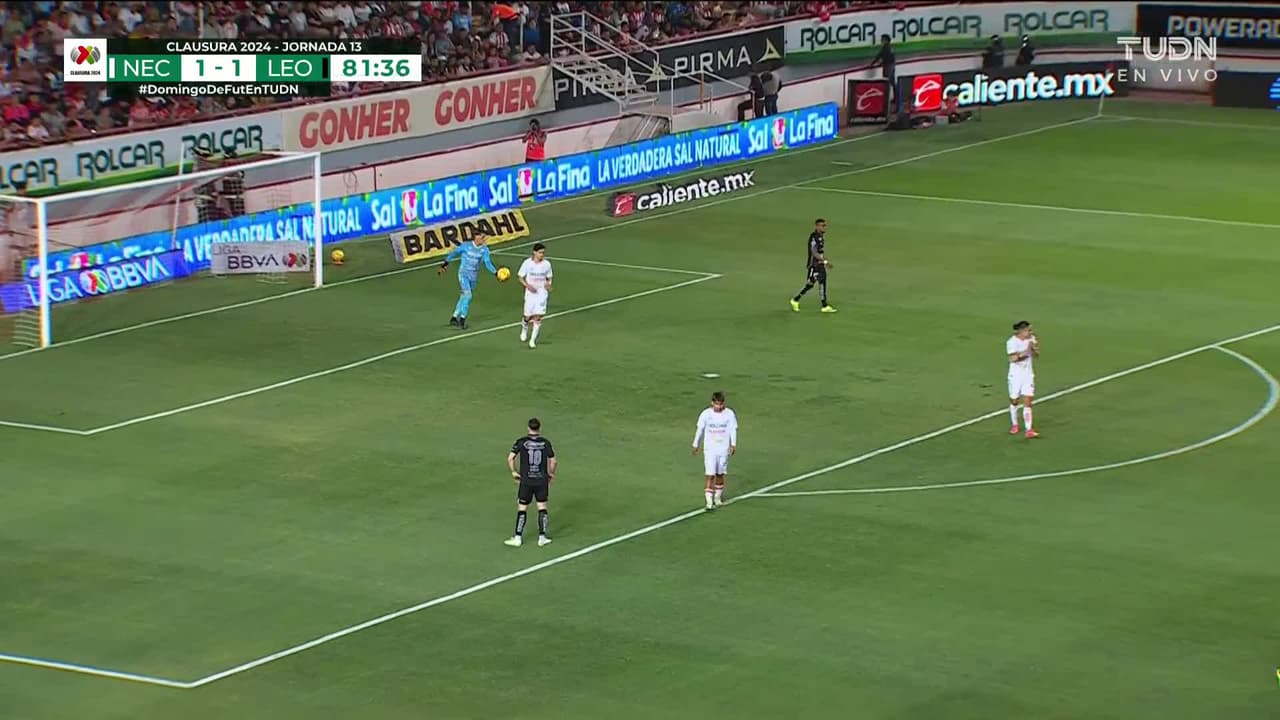 ¡TIRO ATAJADO! disparo por Nicolás López.