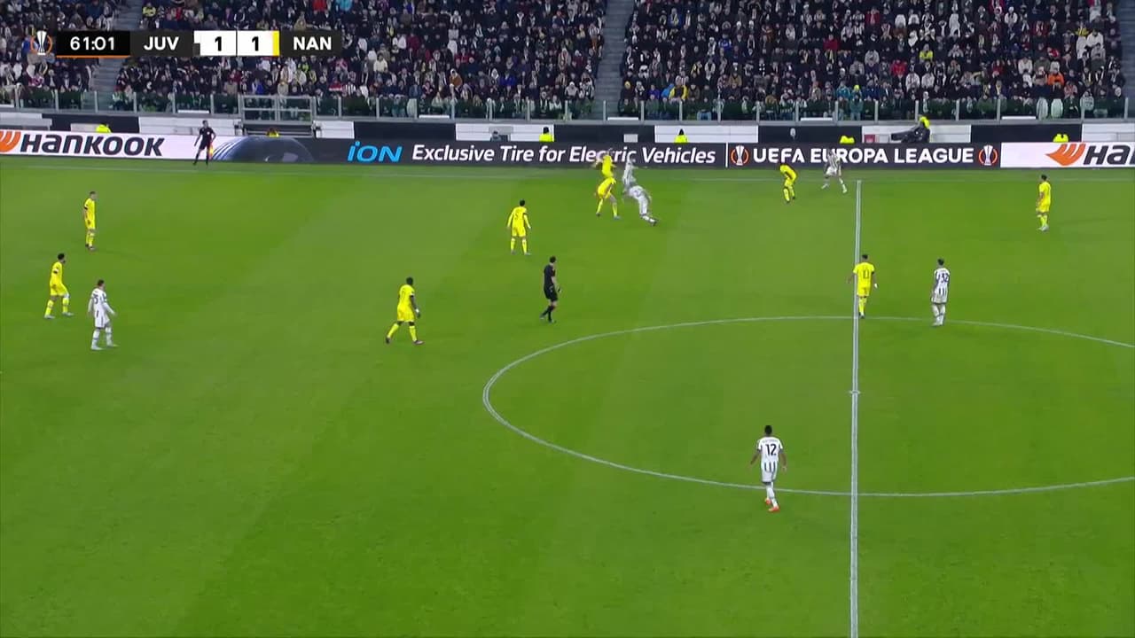 ¡CERCA! Federico Chiesa disparó que se estrella en el poste.