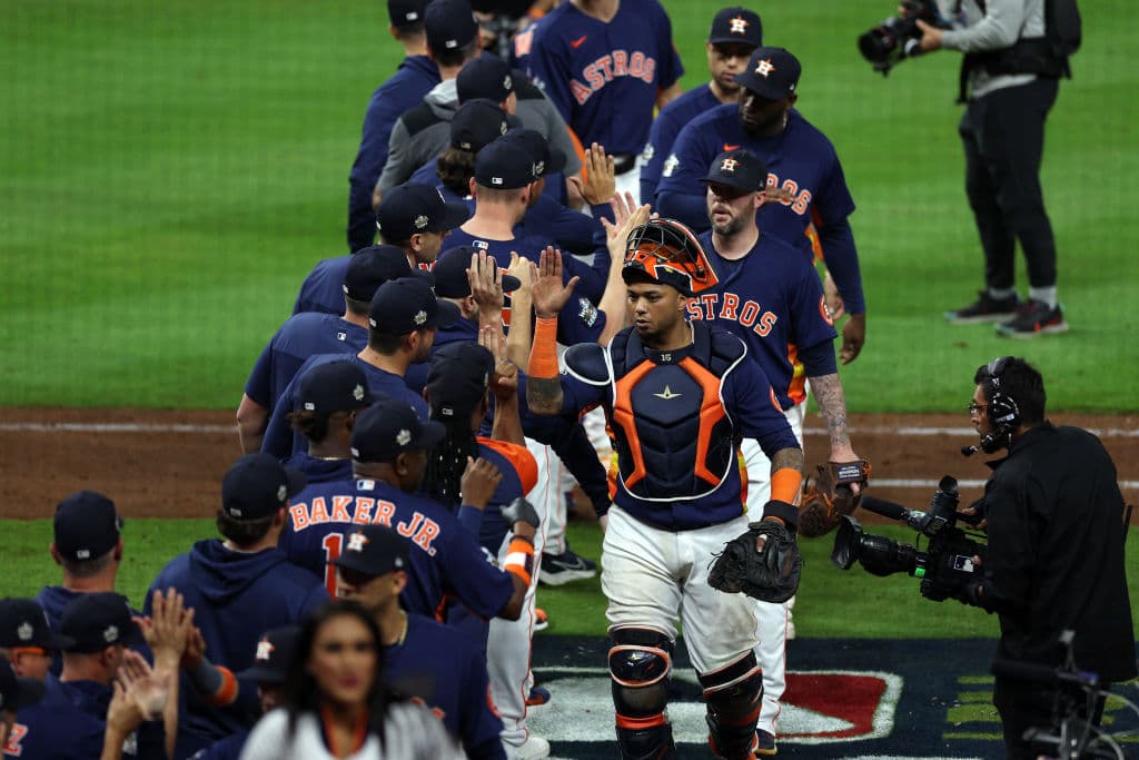 Los Houston Astros emparejaron la Serie Mundial 2022, después de vencer a Philadelphia Phillies por pizarra de 2-5 en el Minute Maid Park. El Clásico de Otoño se reanuda el lunes en Citizens Bank Park.