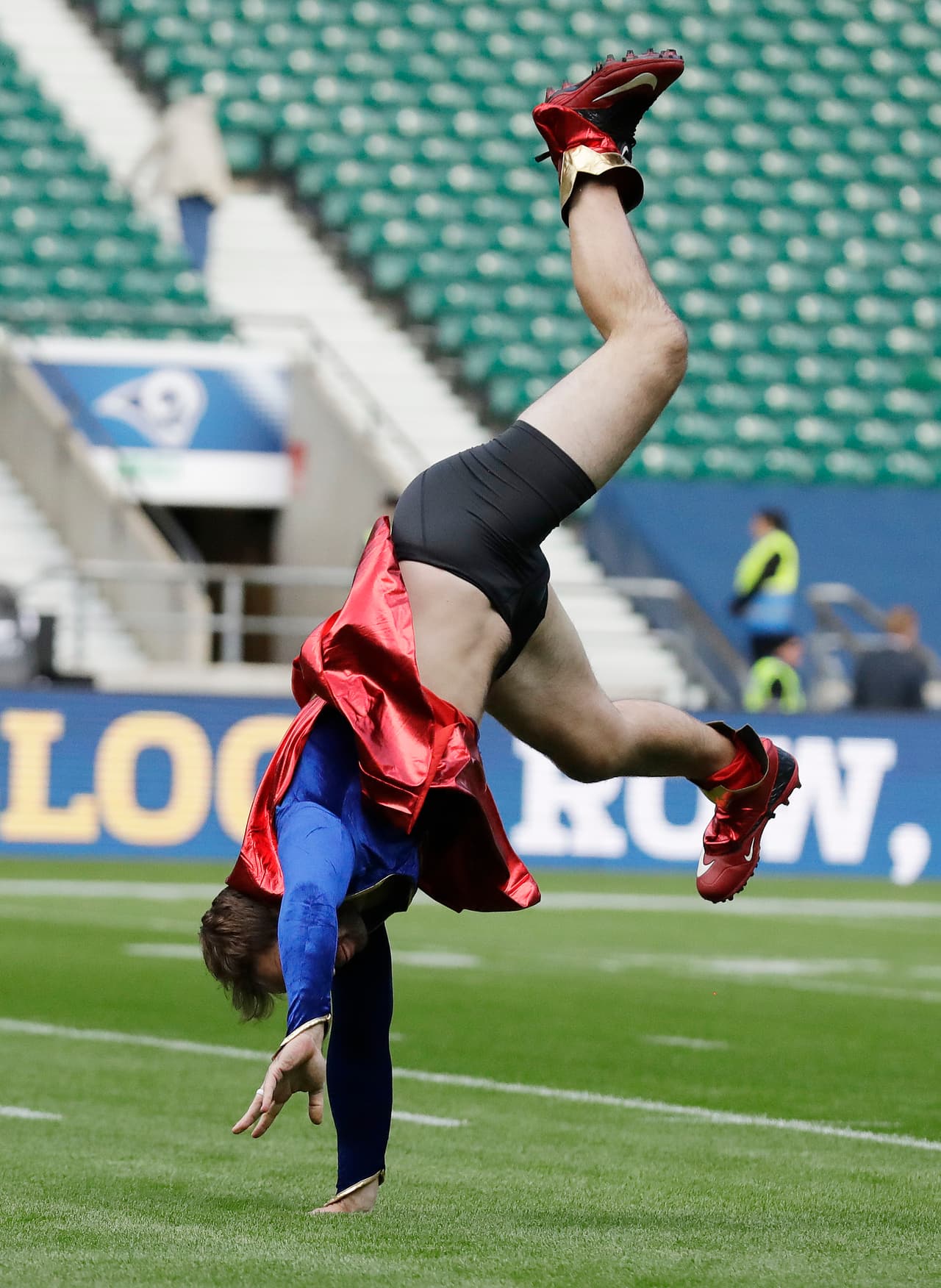 El backup de Arizona tuvo que pagar una apuesta entre quarterbacks y salir a calentar vestido así a la cancha del Twickenham Stadium previo al choque entre Cardinals y Rams en Londres. No es la primera vez que Stanton divierte en el warm up de los Cards.