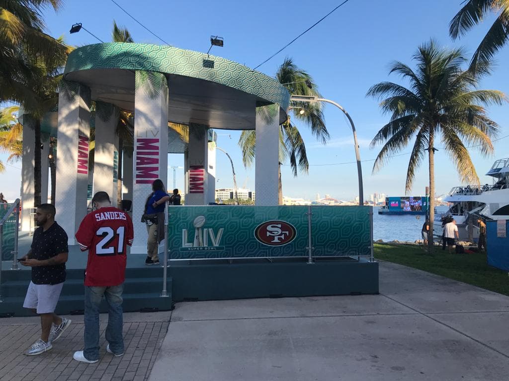 Los aficionados a la NFL pueden disfrutar un espacio para ellos antes del Super Bowl LIV entre San Francisco y Kansas City.