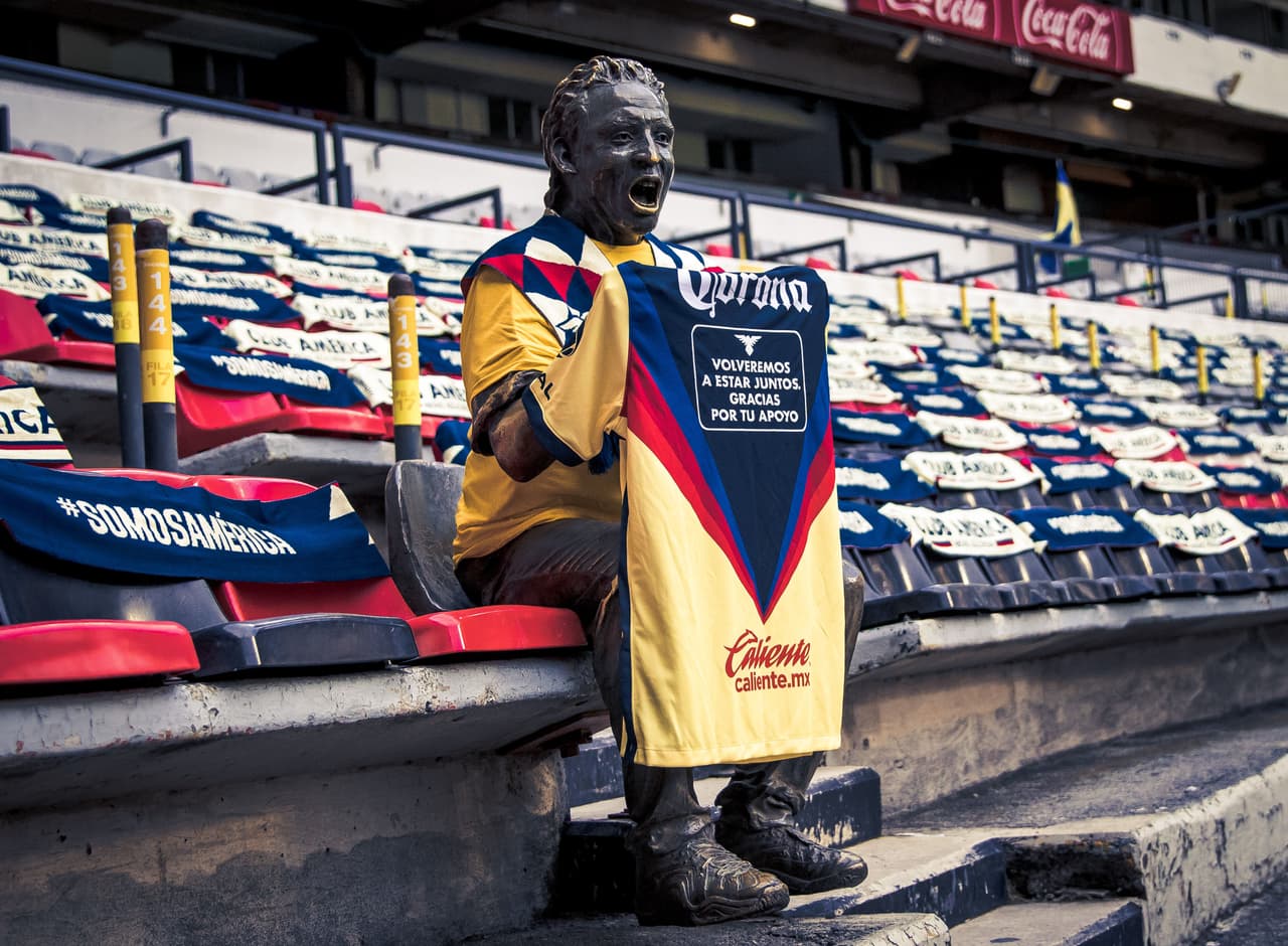 América realiza un homenaje a sus aficionados con bufandas, lonas y playeras en las gradas del Estadio Azteca con la leyenda: "Volveremos a estar juntos. Gracias por tu apoyo".
