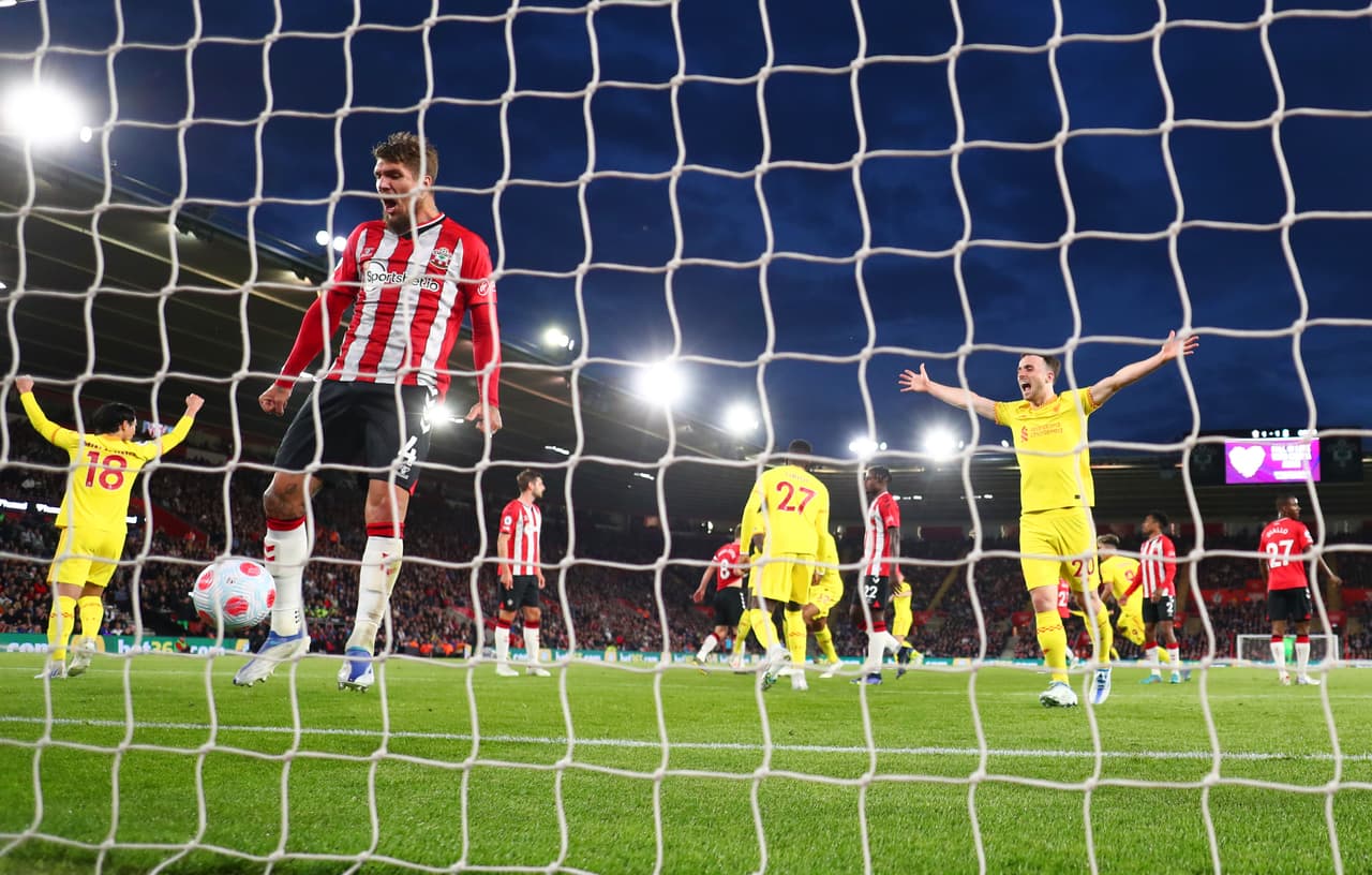 Liverpool venció 1-2 a Southampton y aún mantiene viva la esperanza de ser campeón de liga.