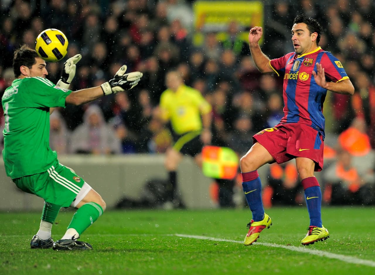 Entre los capítulos que enfrentaron a los dos elementos en el campo destaca el gol que le anotó de ‘vaselina’ Xavi a Iker, en el clásico que se jugó el 29 de noviembre del 2010.