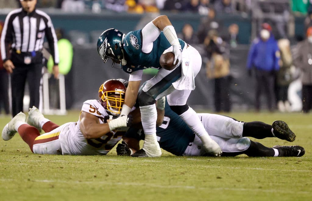 Los Angeles Rams dominan a los Seahawks en casa y les pegan 10-20, mientas Philadelphia continúa por la pelea en los Wildcards y vencen a Washington 17-27.