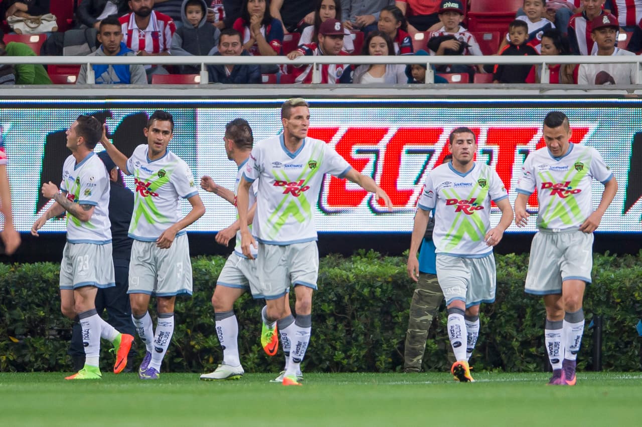 La sorpresa llegó con el segundo tanto en el tiempo complementario. Da Silva repitió en el estadio Chivas.