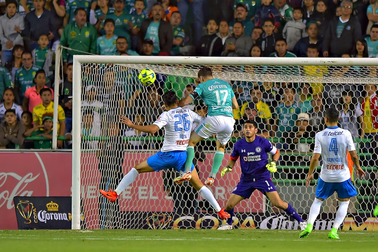 <b>Atajada monumental</b>
<br>Mauro Boselli dejó una huella en el futbol mexicano por su capacidad goleadora y durante una visita de la Máquina ante León, el portero sacó un remate del atacante esmeralda que iba directamente al ángulo y habría significado la victoria para el equipoo local. 'Chuy' Corona siempre se ha caracterizado por tener buena ubicación bajo los tres palos, un gran resorte y se lanza a tiempo.