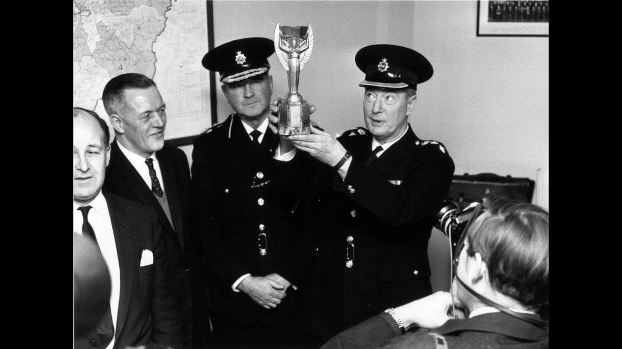 10 En su edición del 24 de mayo de 2018, el tabloide inglés, Daily Mirror, publicaba en primera plana la identidad del insólito ladrón del trofeo Jules Rimet.