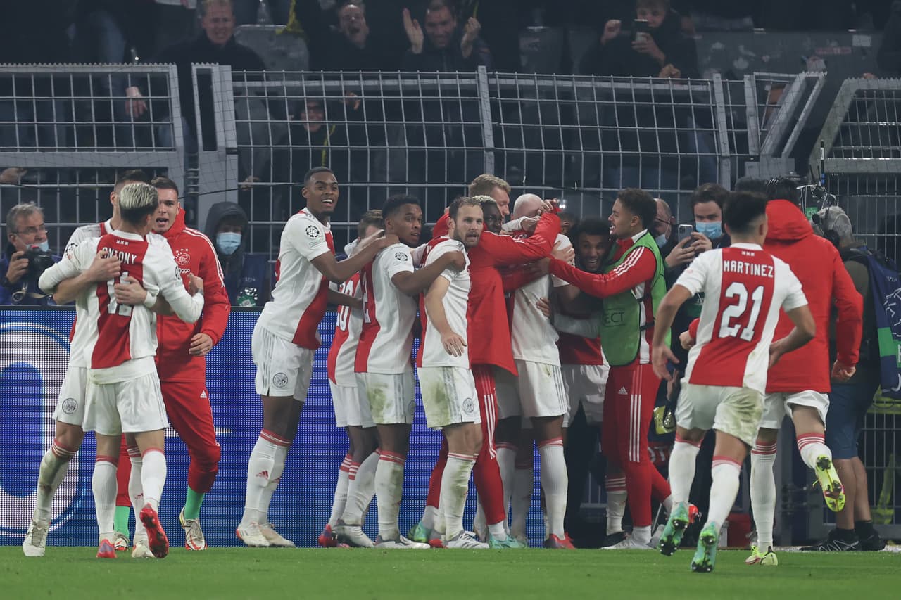 Edson Álvarez y Ajax ganan al Dortmund y clasifican en Champions