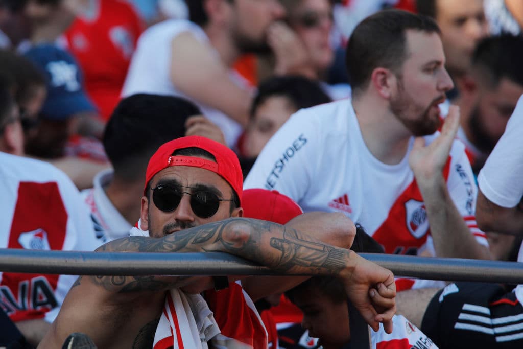 Los fanáticos de River Plate esperaron varias horas por la final de la Copa Libertadores contra Boca Juniors, juego suspendido luego de la agresión al vehículo del equipo Xeneize camino al estadio.