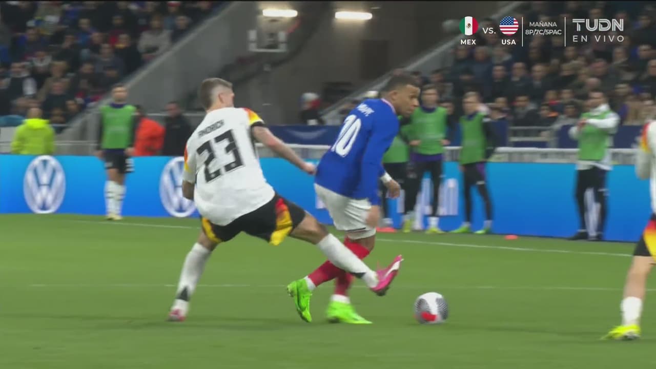 ¡Le dan cariño a Mbappé! Andrich le da un empujoncito al francés