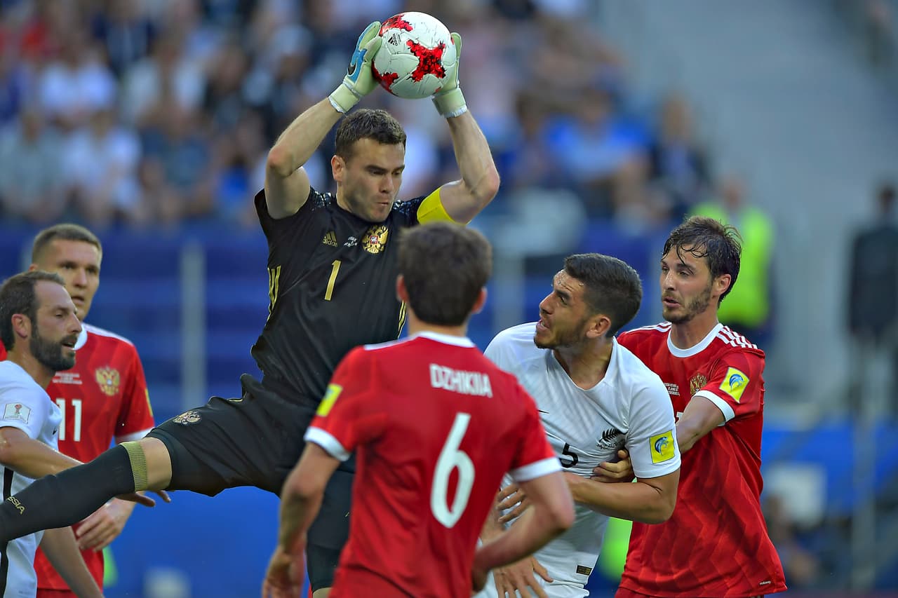 Akinfeev tuvo un día muy tranquilo pero participó para evitar el juego aéreo de Nueva Zelanda.