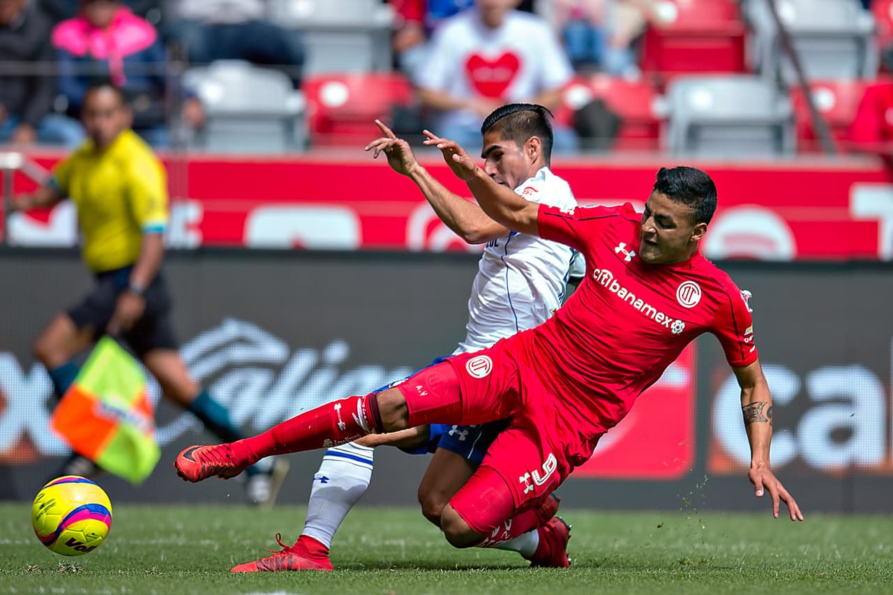 A partir del empate, los locales se volcaron al ataque en busca del tanto que les diera los tres puntos, pero los postes y la falta de contundencia lo impidieron.