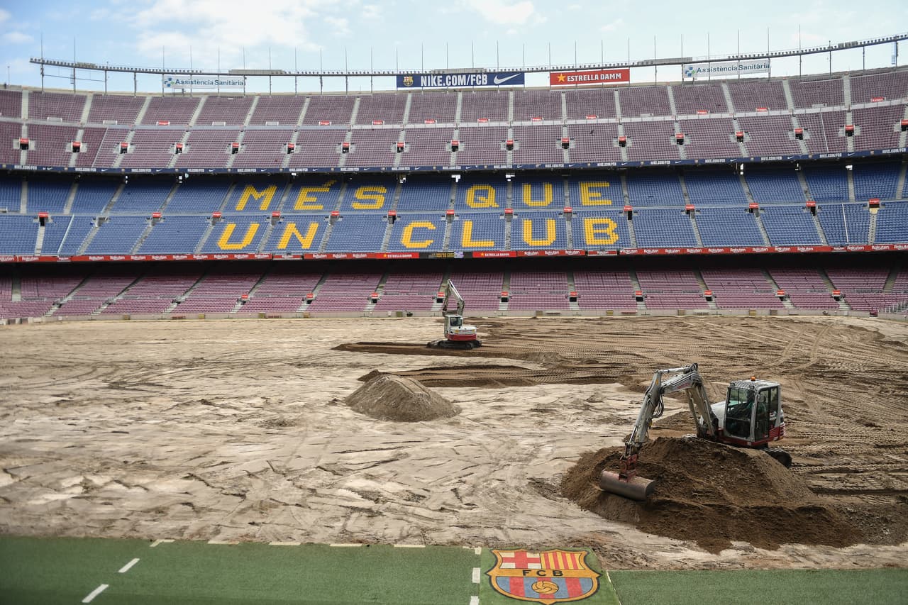 A poco más de un mes del inicio de la nueva temporada de La Liga, el F.C. Barcelona ha comenzado los trabajos en su estadio. El Camp Nou está mudando de césped y el progreso va como lo esperado para poder tenerlo en perfectas condiciones el día 4 de agosto cuando se juegue en Trofeo Joan Gamper ante el Arsenal.