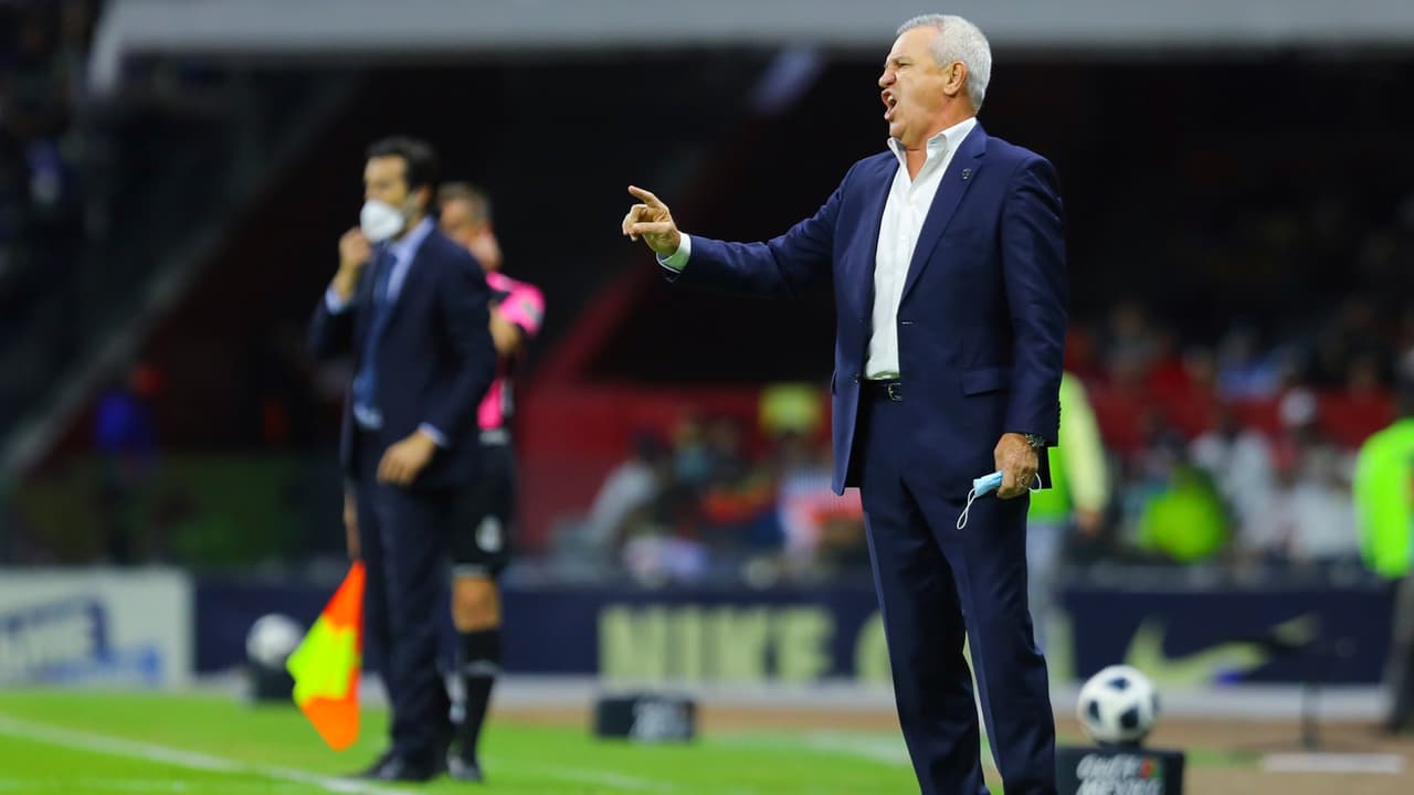 Aguirre dice que le pagan por "ser entrenador" y no por caer bien