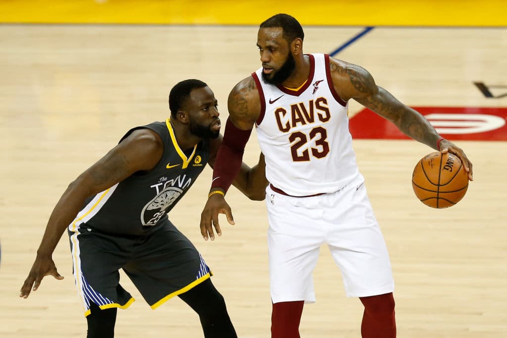 LeBron tuvo una noche complicada enfrentando a varios marcadores, lo cual lo sofocó y defensivamente favoreció a que Golden State no se enfocara con un solo hombre en la tarea de defenderlo.