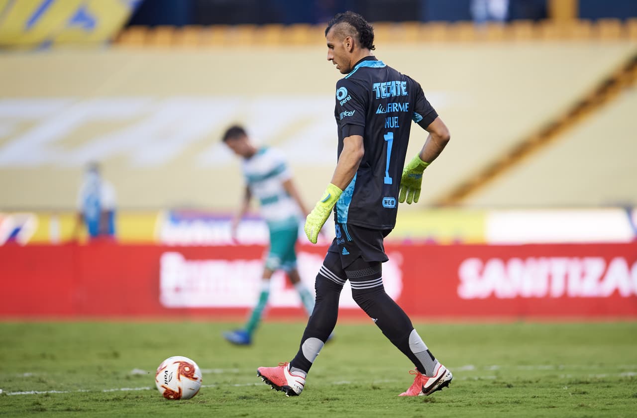 Hacia los 60’ de juego, Santos buscaba emparejar los cartones, pero Nahuel Guzmán estaba firme en el arco.