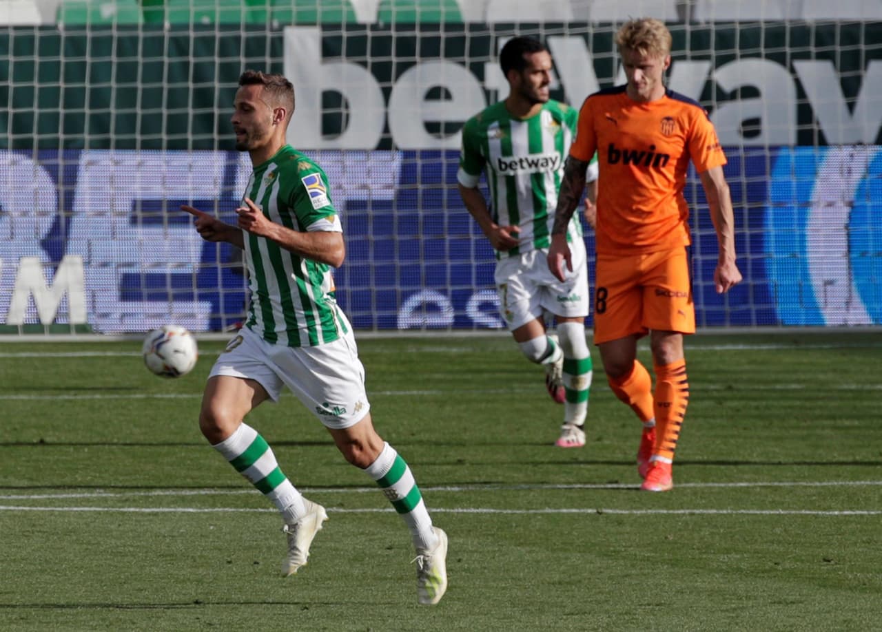 Real Betis empata 2-2 ante Valencia en el Estadio Benito Villamarin. Nabil Fekir y Sergio Canales descontaron dos goles para los 'verdiblancos', mientras que para los 'Ches', Goncalo Guedes y Carlos Soler hicieron sus respectivas anotaciones. Diego Lainez ingresó al minuto 63, mientras que Andrés Guardado se quedó en la banca.