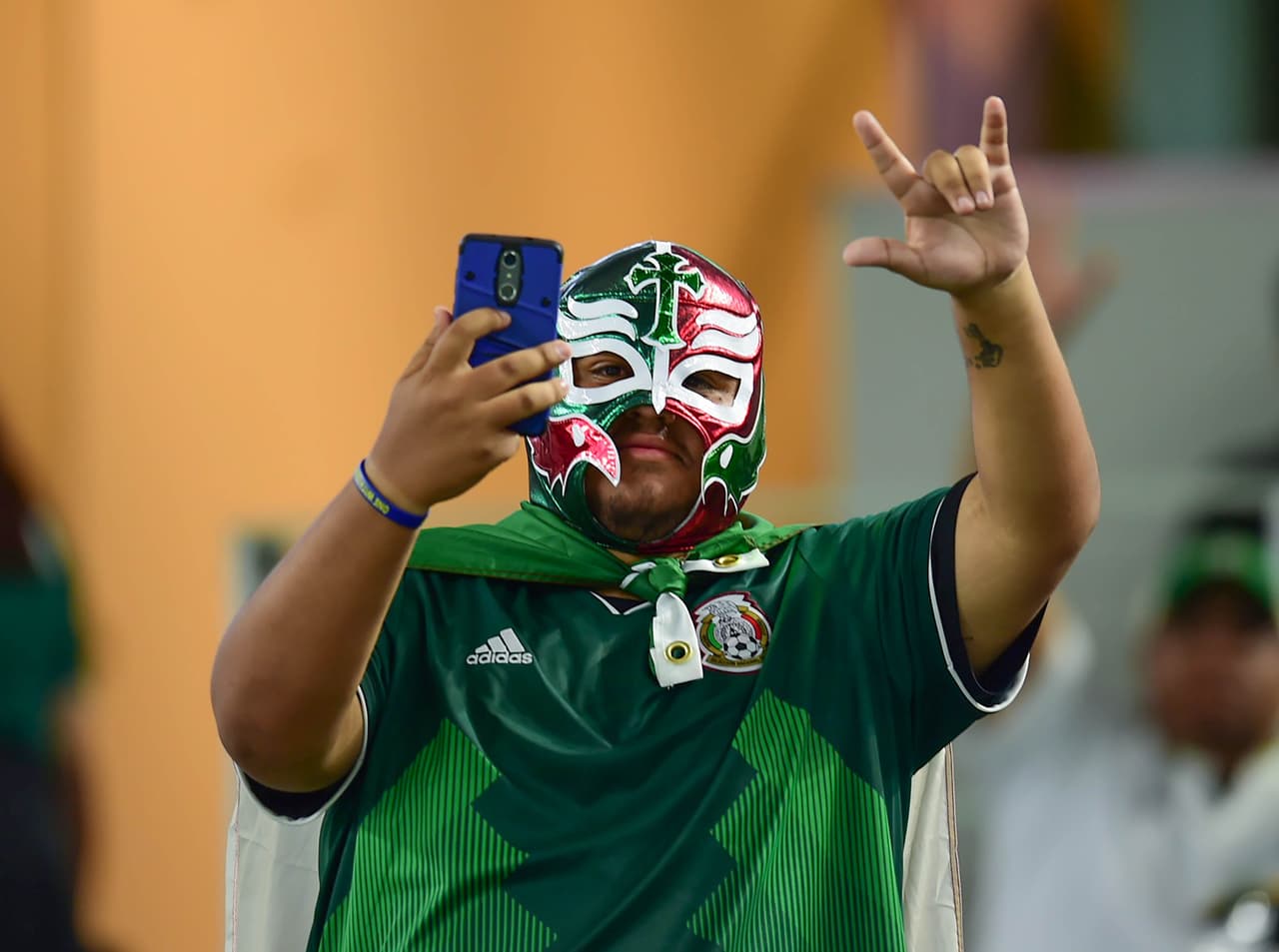 La afición mexicana, a pesar del mal clima en Dallas, se acercó al AT&T Stadium con su belleza y colorido para apoyar al Tri en el segundo partido de la Fecha FIFA, después de ganarle a Islandia en Santa Clara la semana pasada.