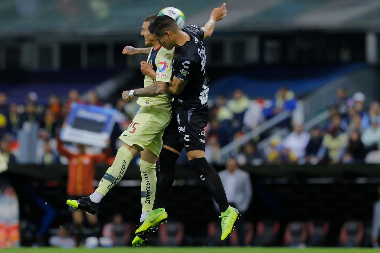 Necaxa estaba quedándose corto en sus intentos para buscar el empate ya en la recta final del primer tiempo, pues eran más las ganas que las ideas en el último cuarto de cancha.