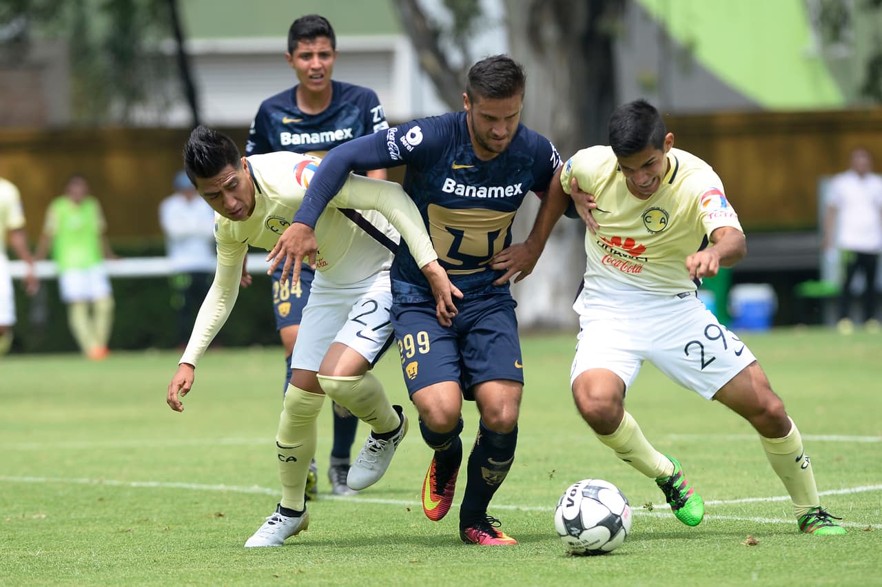 Con 21 años de edad, su nombre y apellido lo han hecho célebre por la similitud que tiene con Andrés Iniesta, volante español del Barcelona.