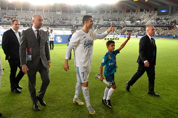 Al final, padre e hijo se despiden de la afición tras lograr un nuevo título para el Real Madrid.