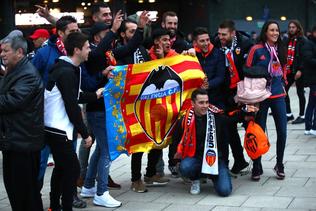 Un ambiente de fiesta, tal y como debe de privar en el fútbol, se vivió a las afueras de Old Trafford previo al cotejo de la UEFA Champions League entre Manchester United y el Valencia CF.