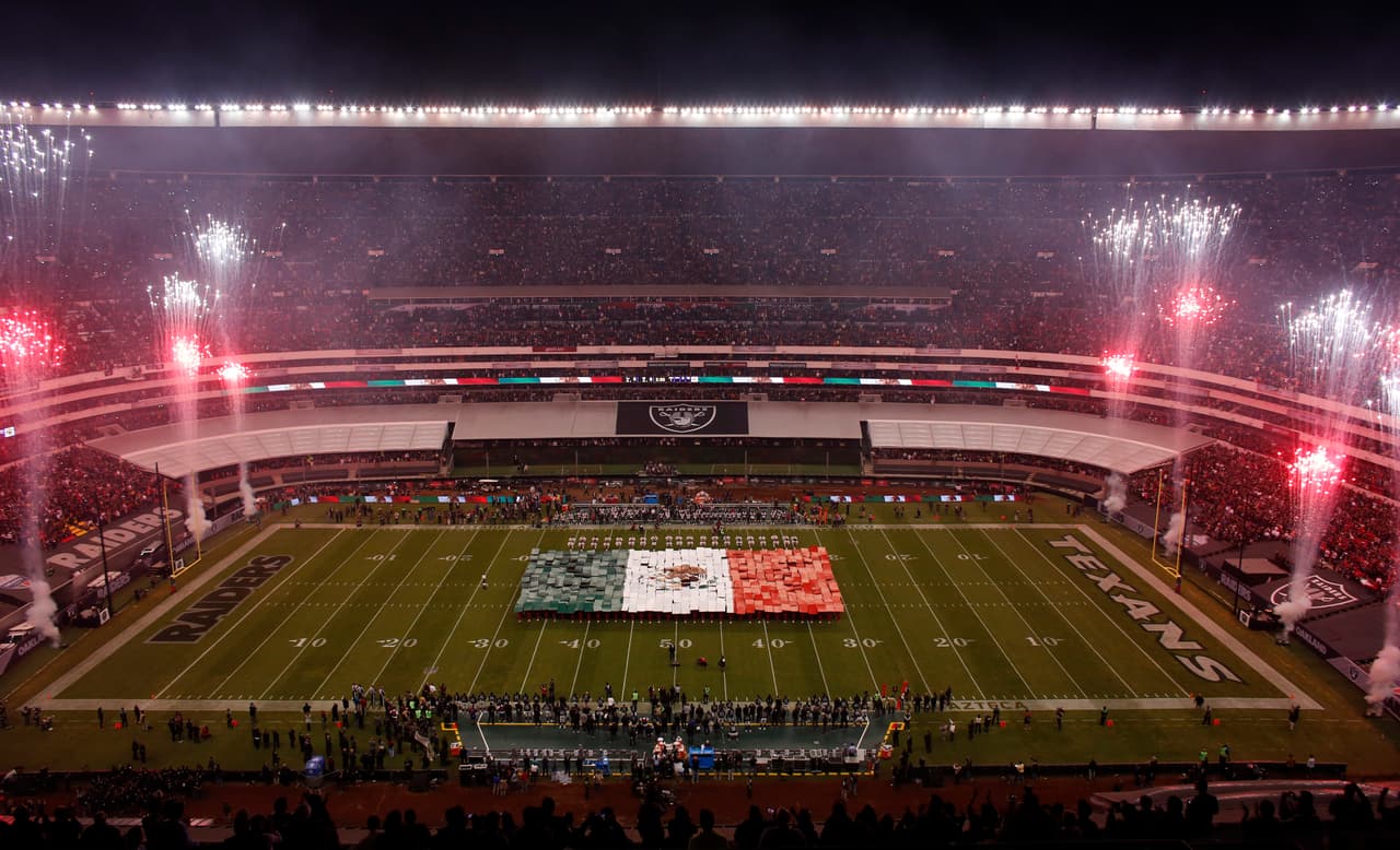 La ceremonia se celebró sin contratiempos, con un grupo de 300 niños que formaron en mosaico las dos banderas y la interpretación sin pausa de los himnos, la cantante Becky G. el de EE.UU., y el de México por el cantante Julión Álvarez, con el coro de los hinchas.