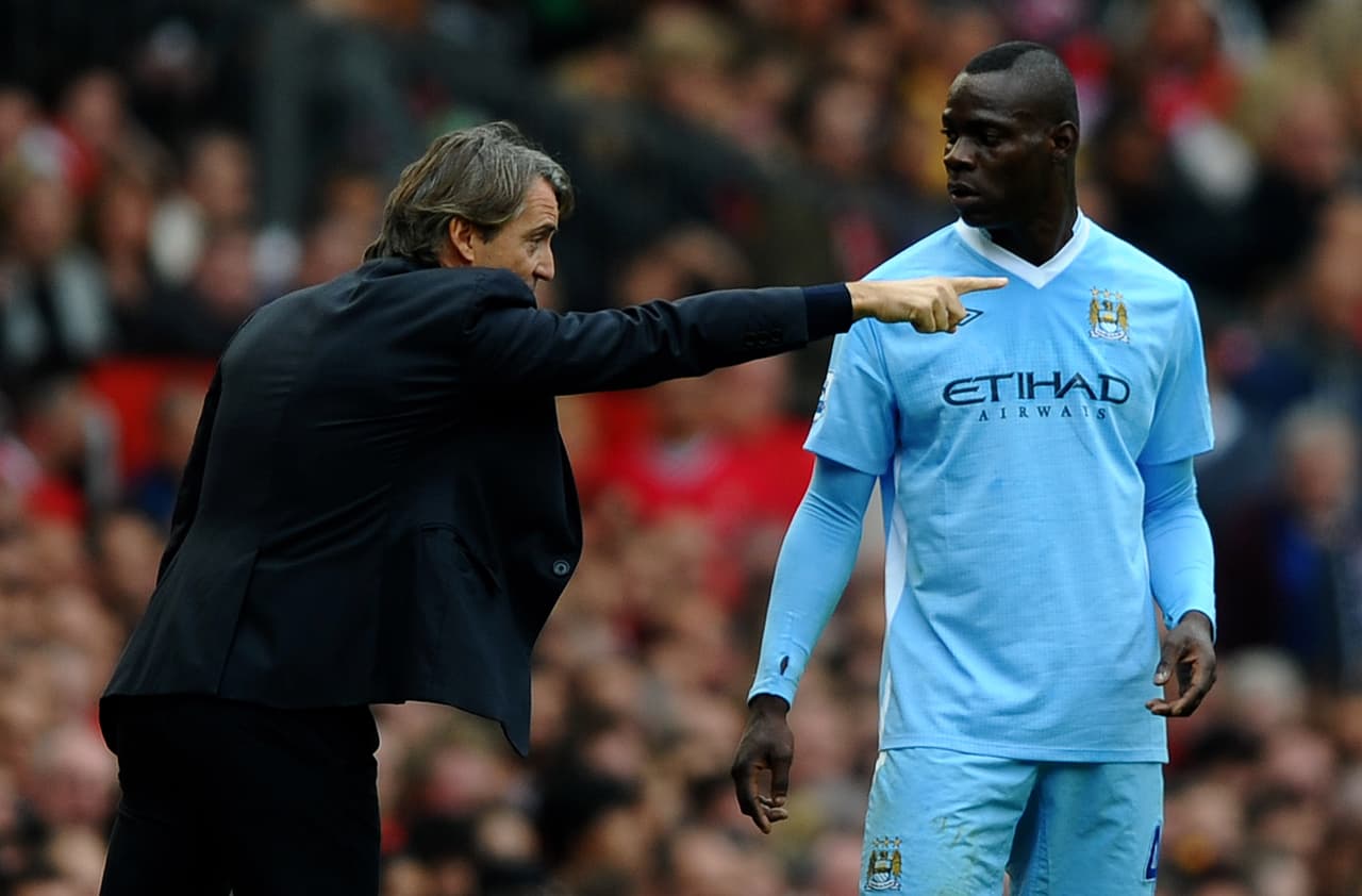 Roberto Mancini Vs. Mario Balotelli: la relación entre los italianos en el Manchester City nunca fue buena y estalló en uno de los entrenamientos en el que 'Super Mario' realizó una dura entrada y Mancini le reciminó. El delantero reaccionó tomándolo del cuello comenzando una pelea que tuvieron que parar el resto de jugadores.