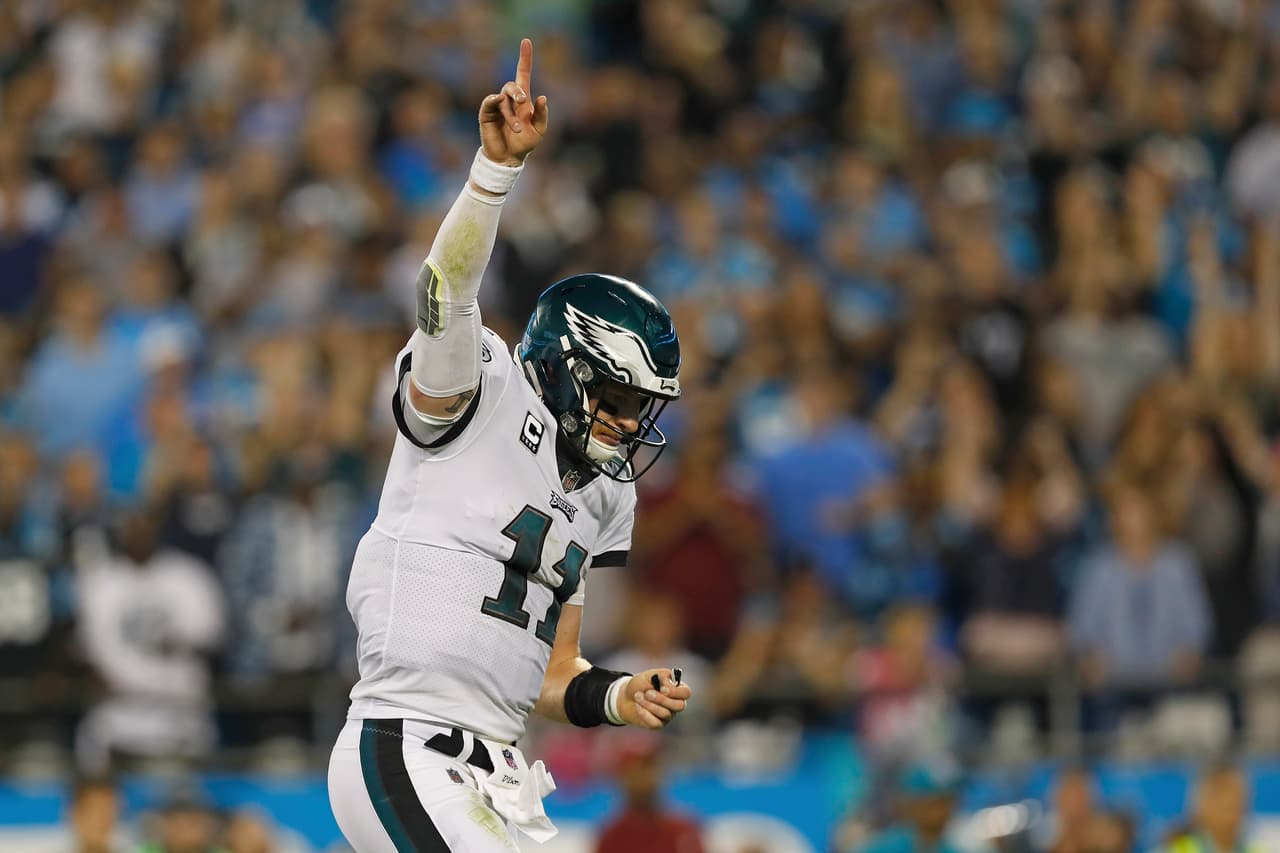 Los Eagles derrotaron 28-23 a los Panthers en el Bank of America Stadium en partido de jueves por la noche que tuvo volteretas y terminó decantándose al final del lado de los visitantes.