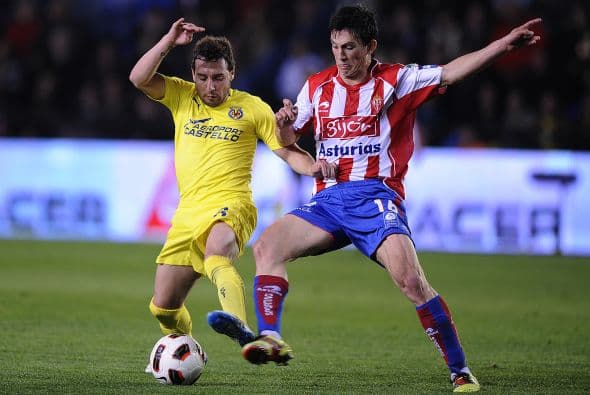 El cuadro del Sporting estaba metiéndose en el partido peleando cada balón.