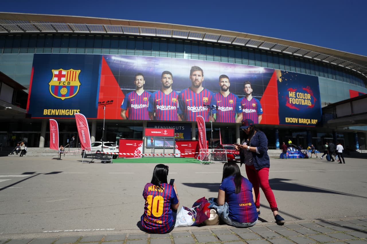 Desde muy temprano los fanáticos del Barcelona y del Liverpool se tomaron las calles del centro de la Ciudad Condal y los alredores del Camp Nou para prender el ambiente. Banderas, bufandas, rostros pintados, playeras y más hicieron parte de esta colorida previa en la Semifinal de la UEFA Champions League.
