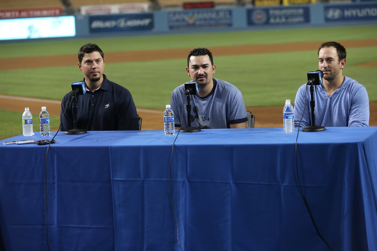El 25 de agosto de 2010, Adrián llegó con Los Angeles Dodgers en un cambio que involucró a 8 jugadores. El equipo angelino se haría cargo de su salario a partir de ese día.
