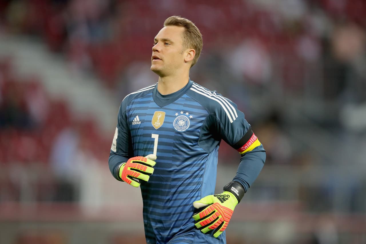 <b>Manuel Neuer</b>: 
<b>8.8 millones de dólares</b>. Es el arquero titular de la Selección de Alemania y juega con el Bayern Múnich.