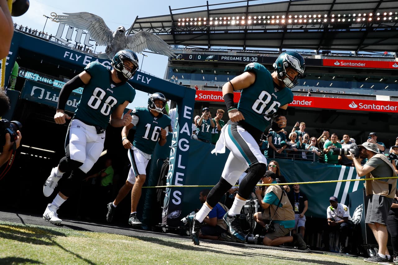 Zach Ertz (86) y Dallas Goedert (88).