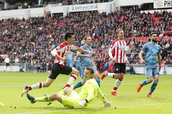 El gol del mexicano llegó al minuto 18 para abrir el marcador luego de un pase filtrado que definió de gran manera.