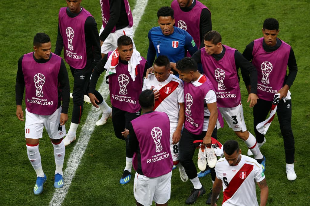 Al término del primer tiempo, el sentimiento de respaldo y de unión hacia Cueva fue unánime, todos los compañeros se le acercaron a levantar a su compañero.