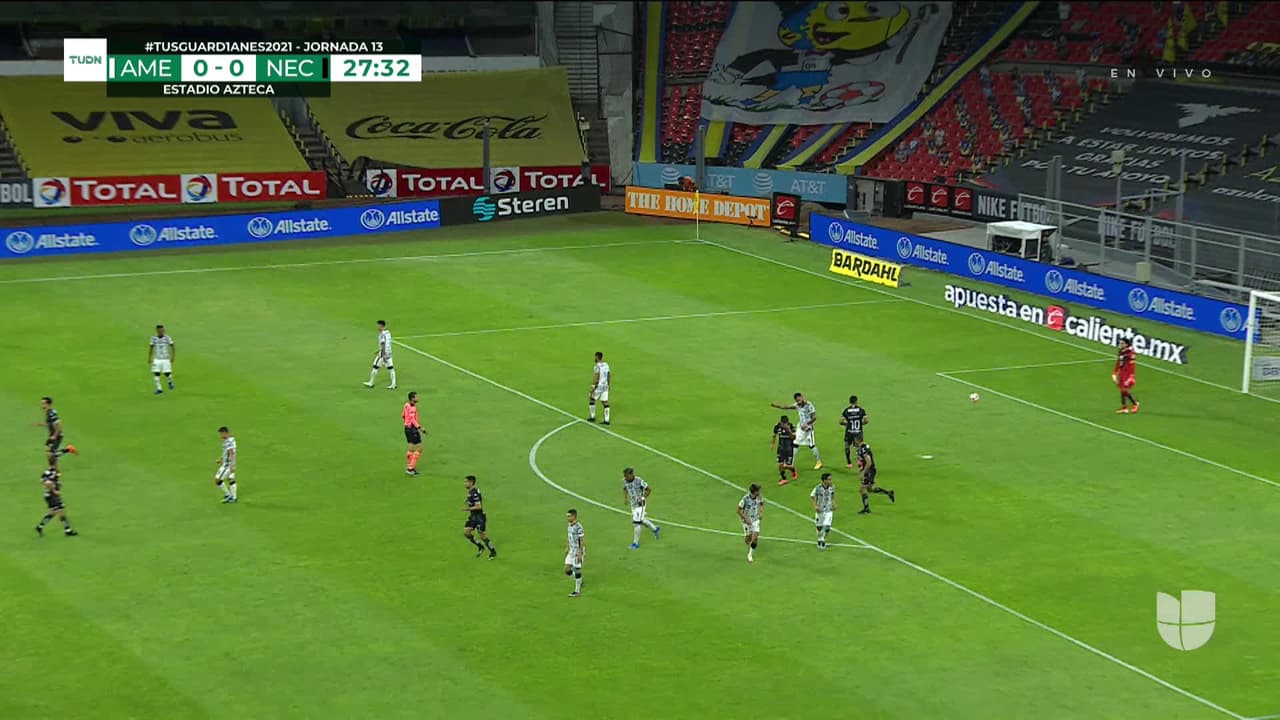 ¡TIRO ATAJADO! disparo por Roger Martínez.