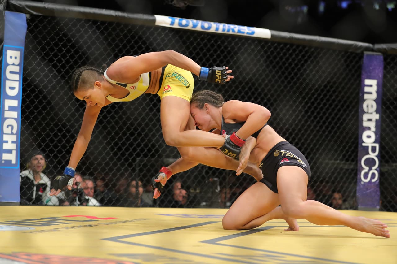 Luego de vapulear a Tate, Amanda Nunes la llevó al suelo para terminarla.