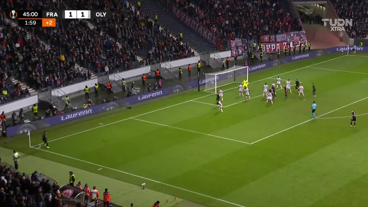 ¡El segundo del Eintracht! Touré empuja la pelota para el 2-1
