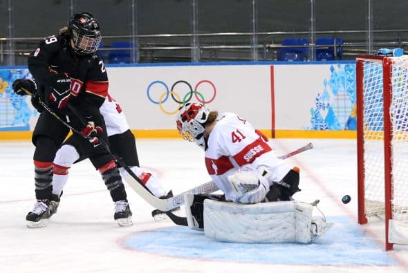 En hockey femenino, Canadá inicio con éxito la carrera hacia un cuarto título consecutivo al golear a Suiza (5-0); y Estados Unidos -subcampeona en Vancouver- ganó a Finlandia (3-1).