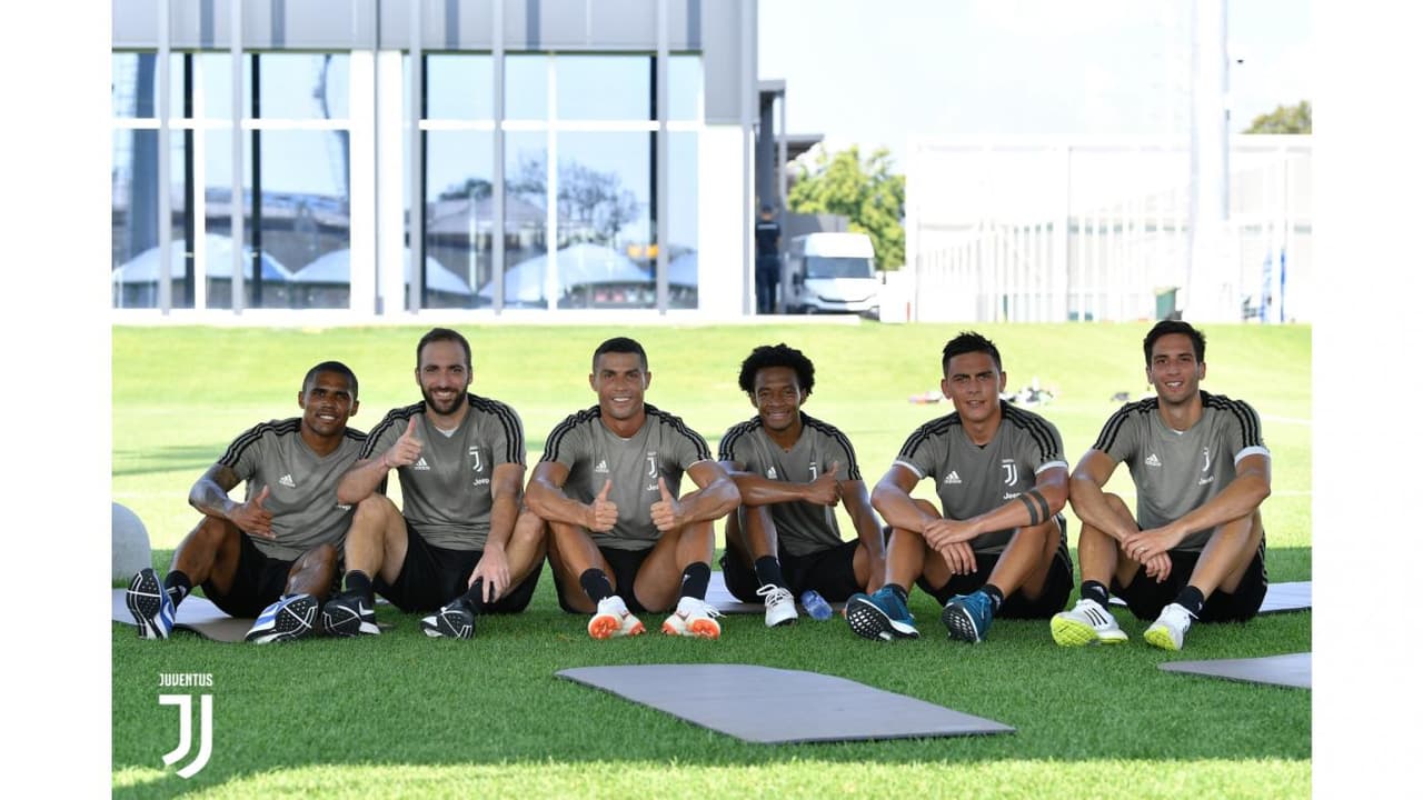 Al final, una foto para el recuerdo de los mundialistas destacando a CR7 en su primera vez entrenando con el equipo de Turín.