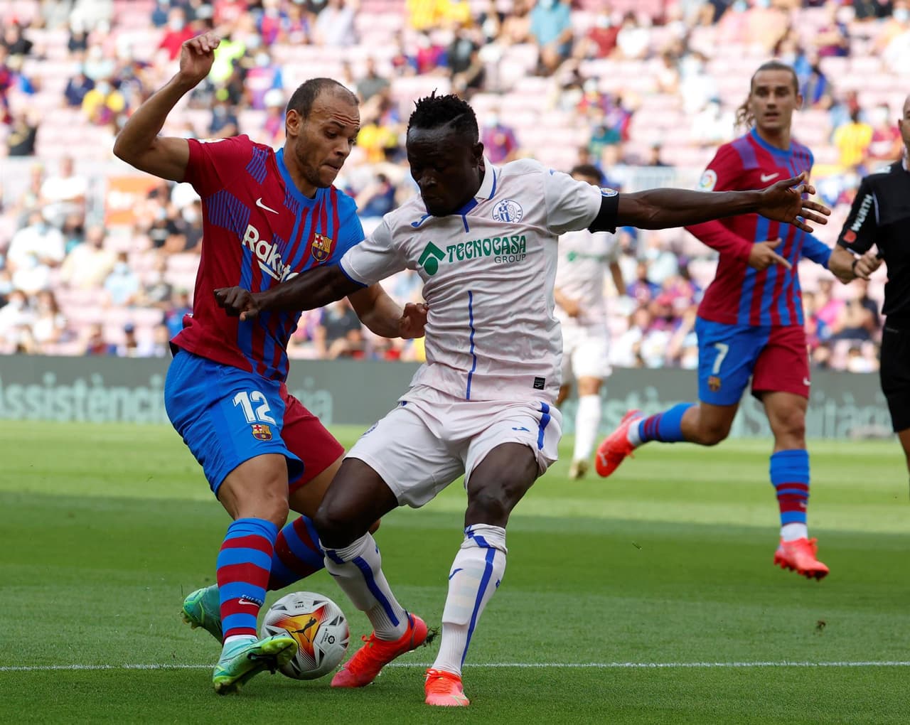 Barcelona consigue llevarse la victoria ante el Getafe 2-1, durante la tercera Jornada en La Liga. Sergi Roberto abrió el marcador muy temprano (2') a favor de los 'blaugrana', pero al minuto 18' Sandro Ramírez ya igualaba el marcado. Fue hasta el minuto 30' donde Memphis Depay ya ponía al Barca arriba y le daba la victoria.